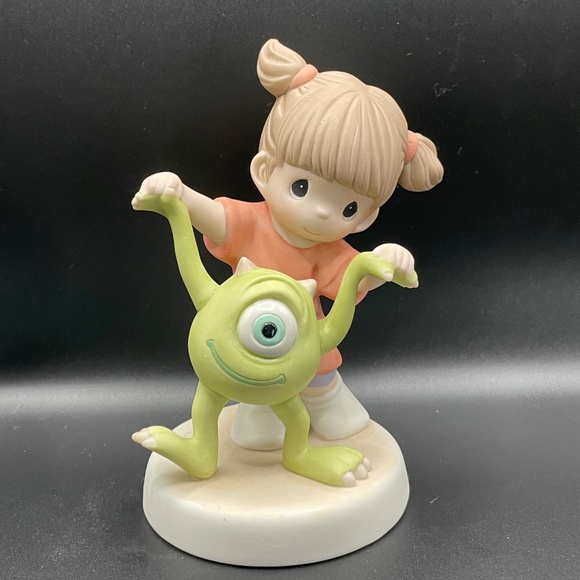 VintagPrecious Moments Disney Showcase Eye Love You Collectible Figurine #152024